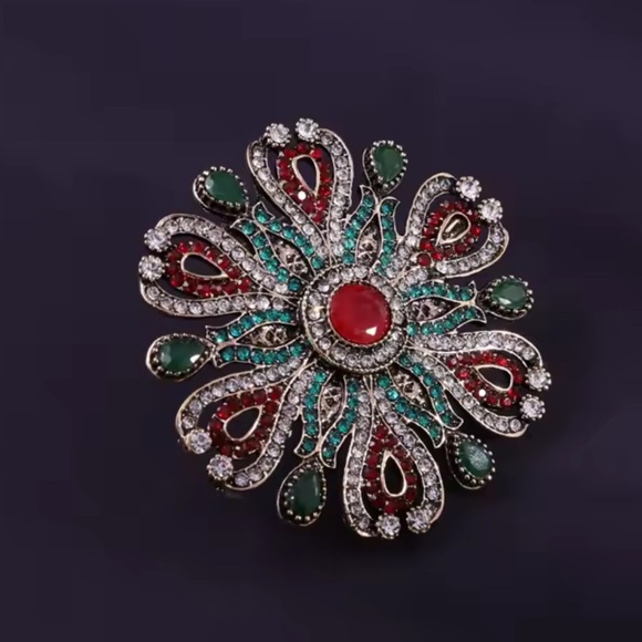 Vintage Baroque Queen Crystal Elegant Brooch - Picture 3 of 13